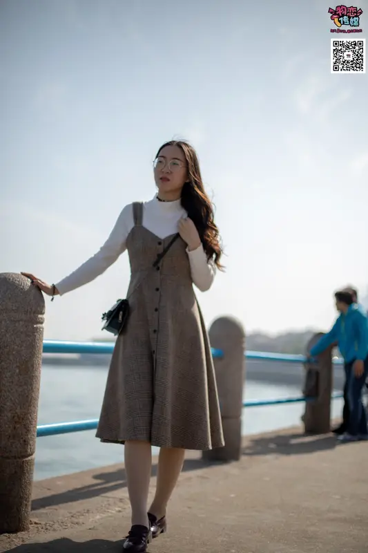 第015期:书香气质女生，肉丝搭配白棉袜 - 物恋传媒